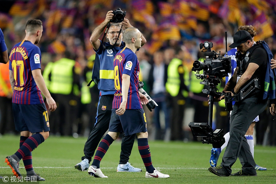 巴萨告别战伊涅斯塔深情泪别