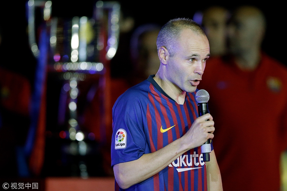 巴萨告别战伊涅斯塔深情泪别