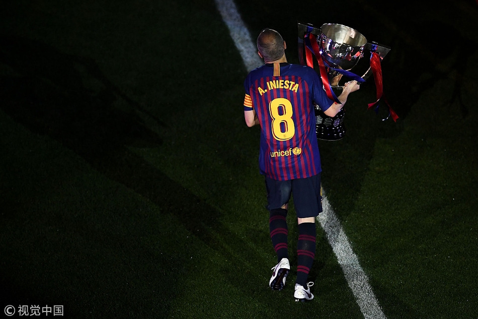 巴萨告别战伊涅斯塔深情泪别
