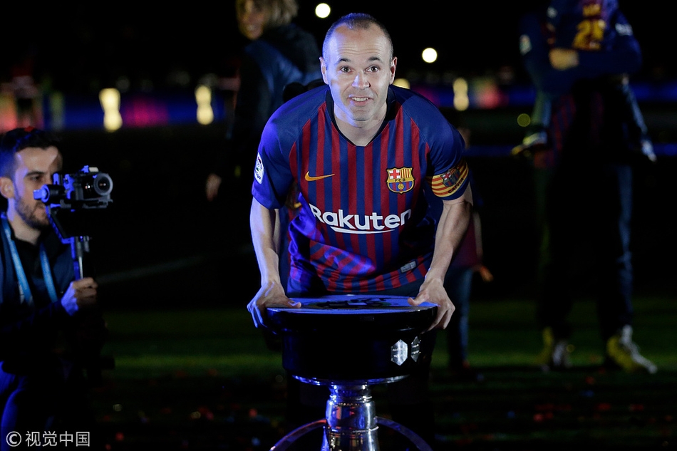 巴萨告别战伊涅斯塔深情泪别