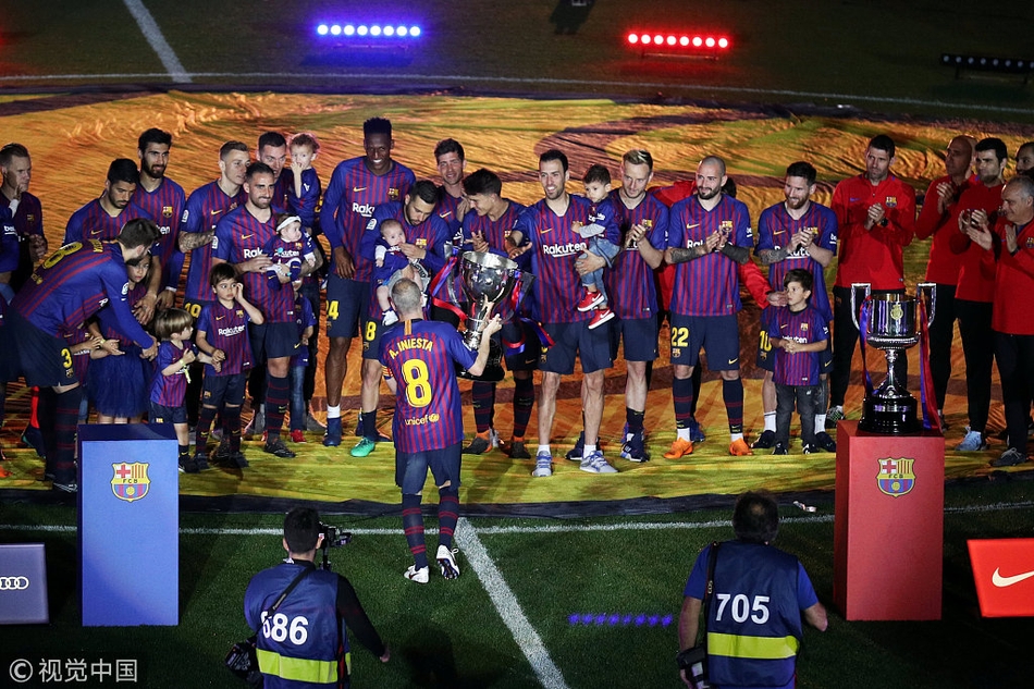 巴萨告别战伊涅斯塔深情泪别