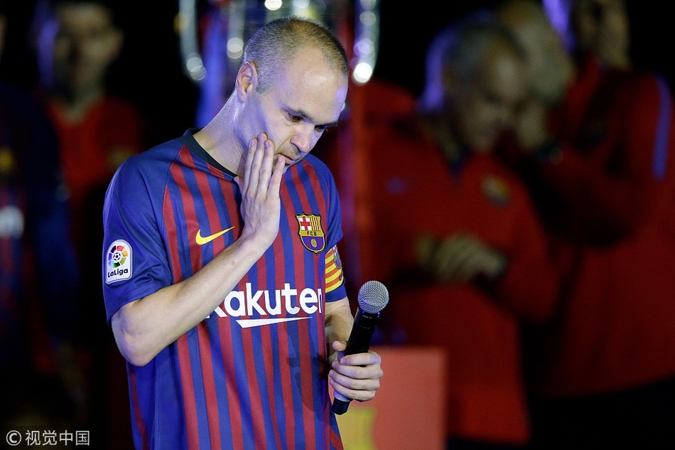 巴萨告别战伊涅斯塔深情泪别
