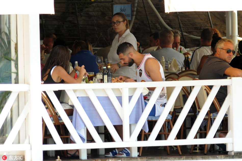 阿尔比奥尔与妻子外出游玩