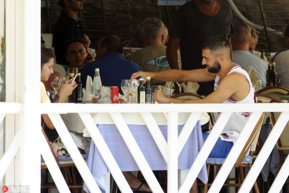 阿尔比奥尔与妻子外出游玩