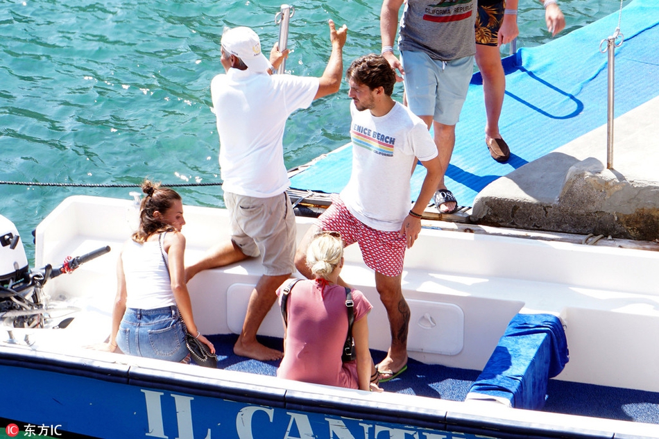 那不勒斯大将维尔迪与女友度假