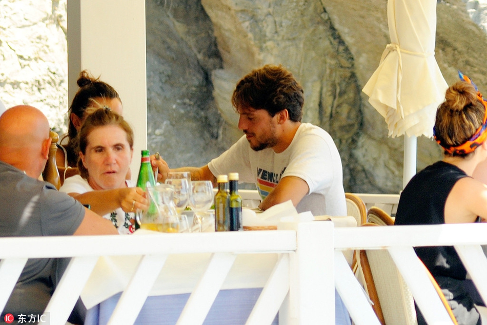 那不勒斯大将维尔迪与女友度假