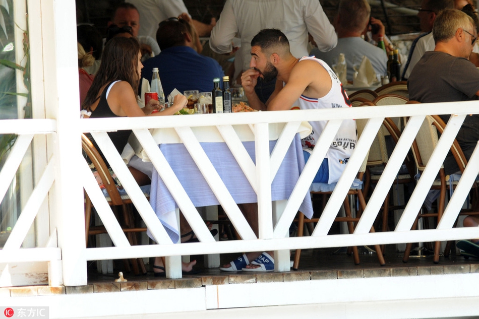 阿尔比奥尔与妻子外出游玩