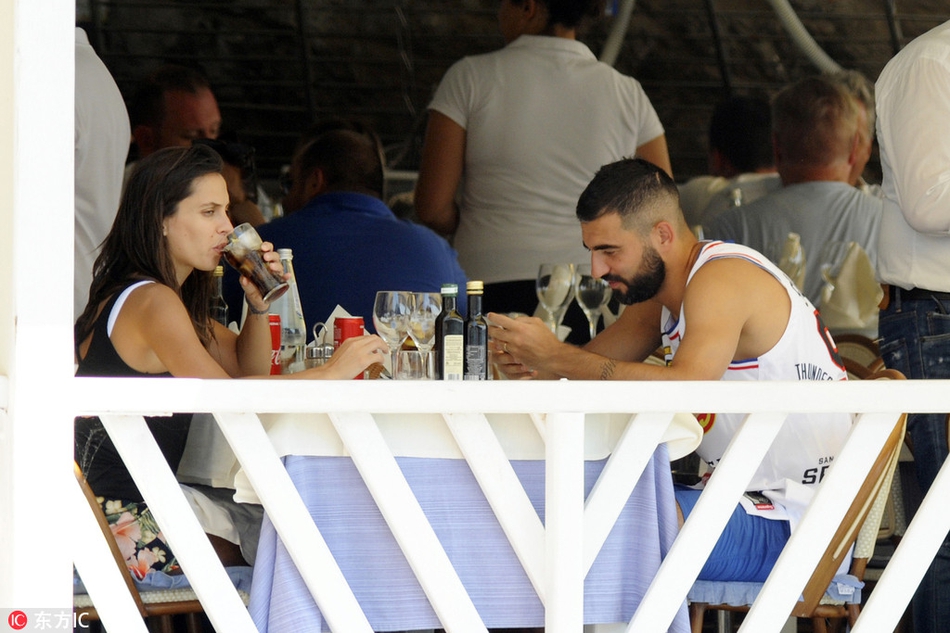 阿尔比奥尔与妻子外出游玩