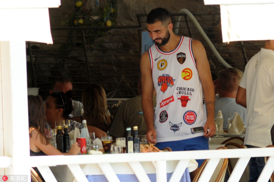 阿尔比奥尔与妻子外出游玩