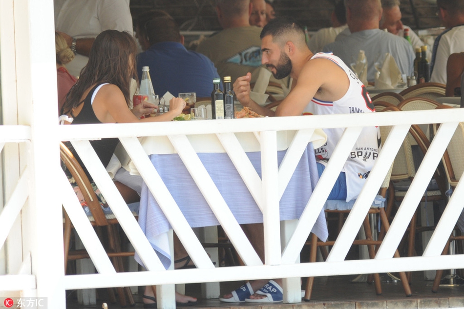 阿尔比奥尔与妻子外出游玩