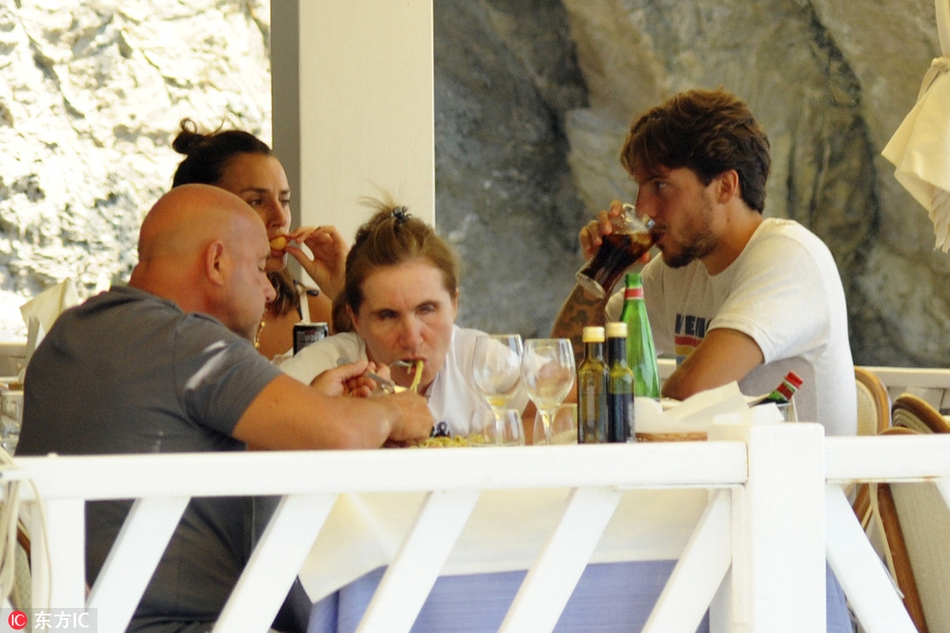 那不勒斯大将维尔迪与女友度假