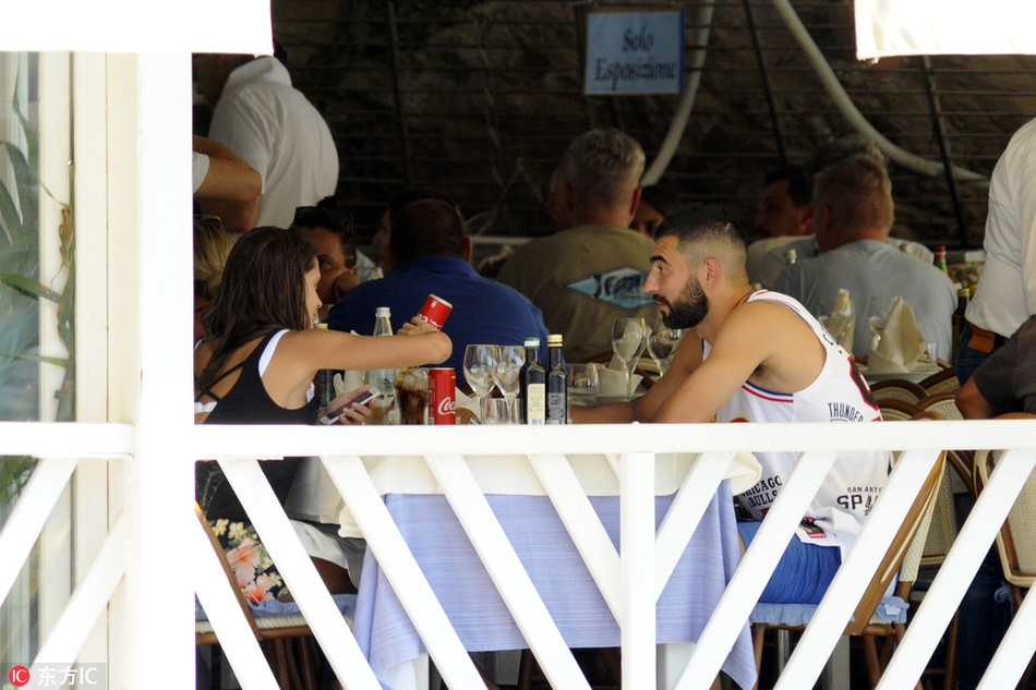 阿尔比奥尔与妻子外出游玩