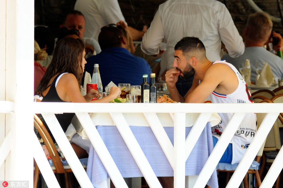 阿尔比奥尔与妻子外出游玩