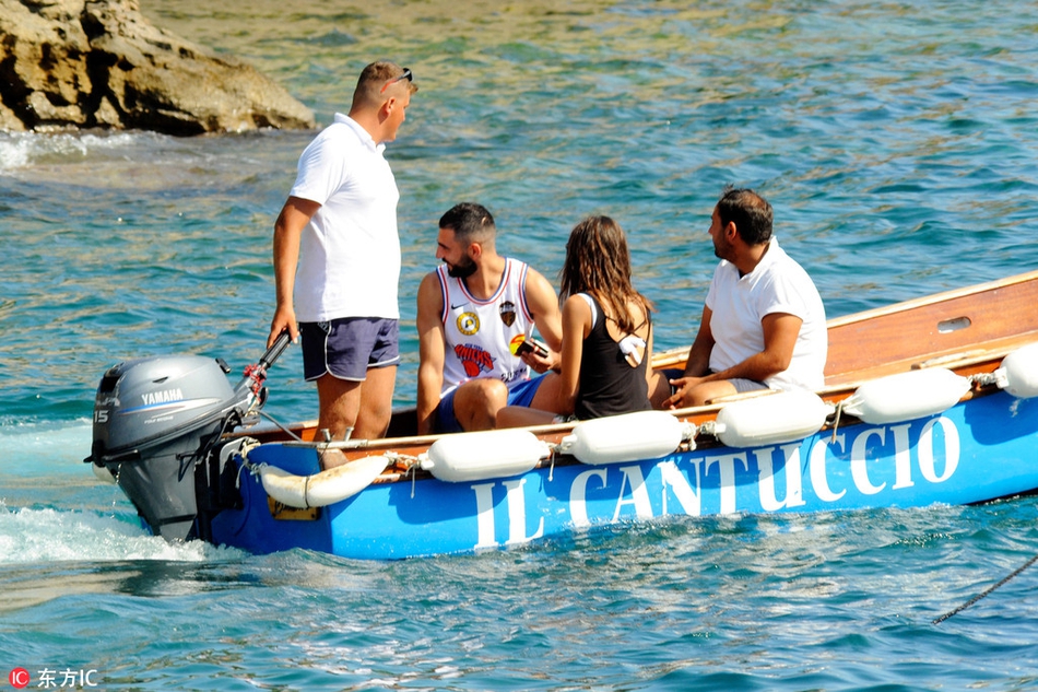 阿尔比奥尔与妻子外出游玩