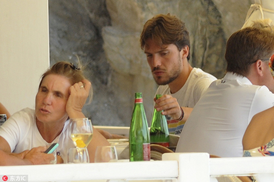 那不勒斯大将维尔迪与女友度假