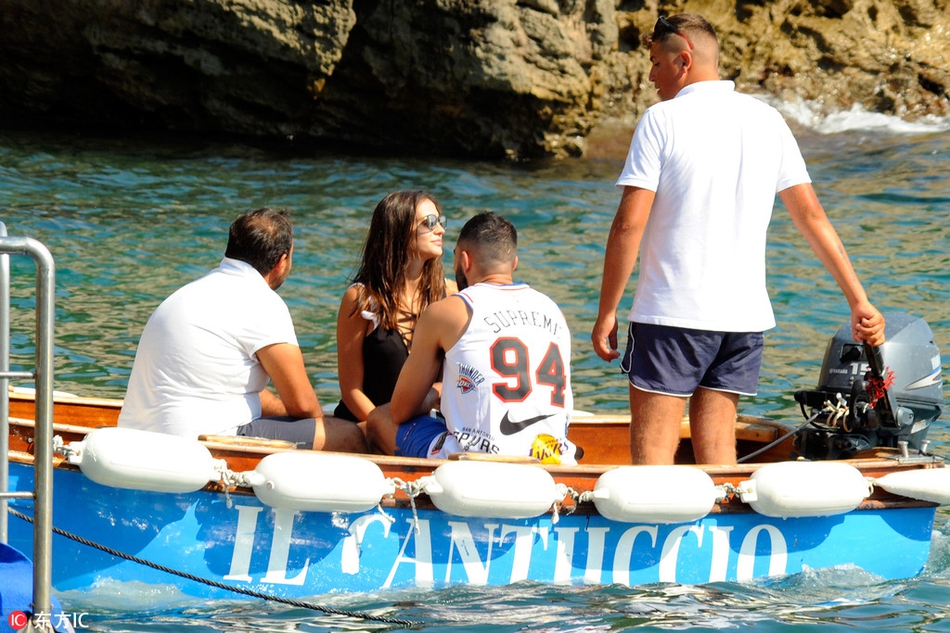 阿尔比奥尔与妻子外出游玩