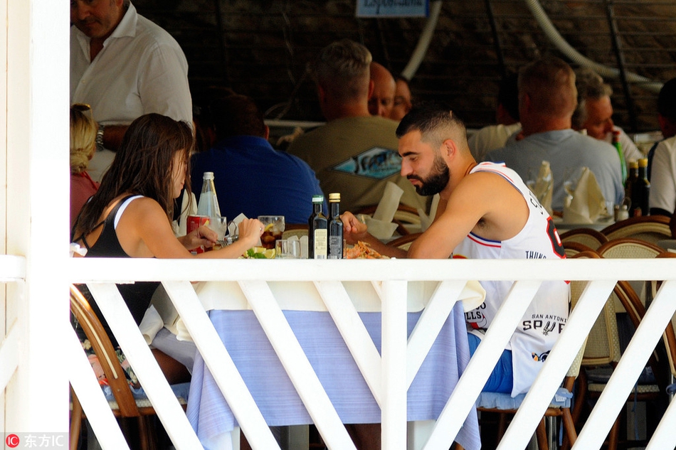 阿尔比奥尔与妻子外出游玩