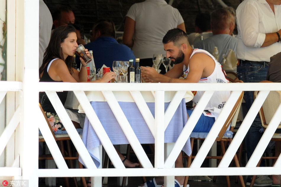 阿尔比奥尔与妻子外出游玩