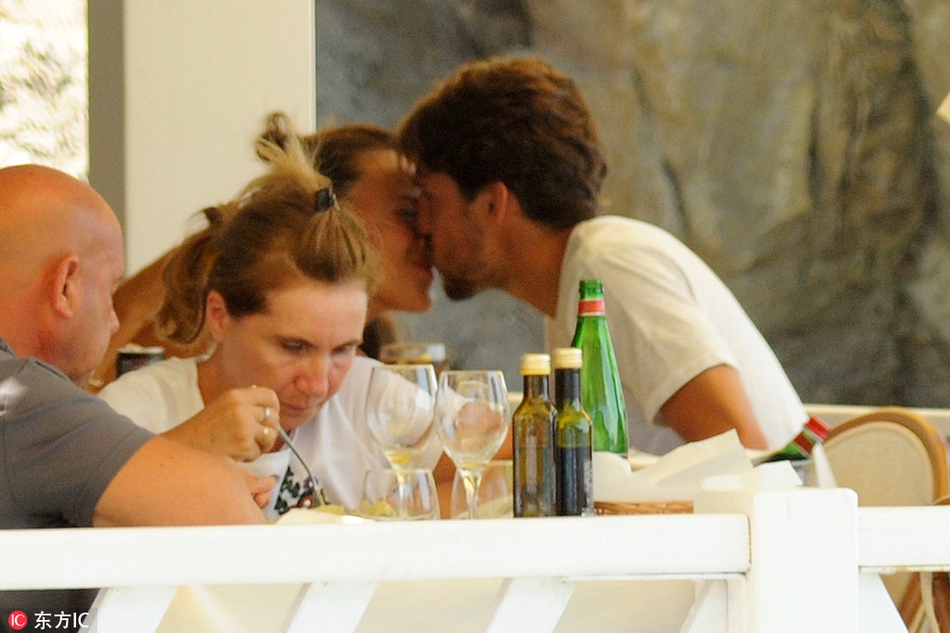 那不勒斯大将维尔迪与女友度假