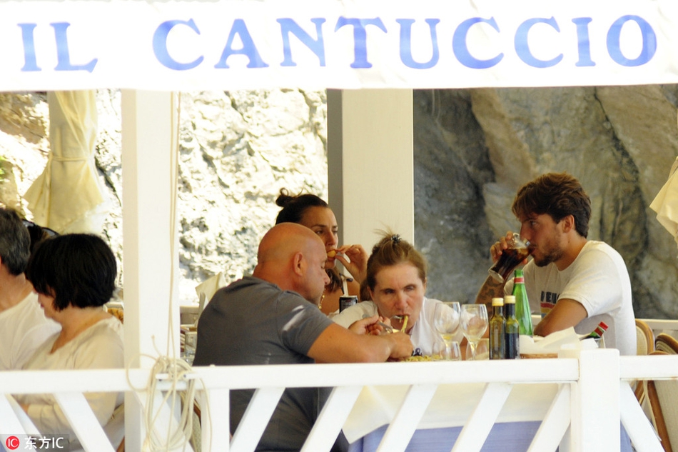 那不勒斯大将维尔迪与女友度假