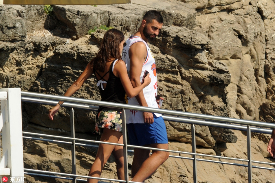 阿尔比奥尔与妻子外出游玩