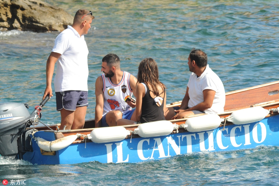 阿尔比奥尔与妻子外出游玩