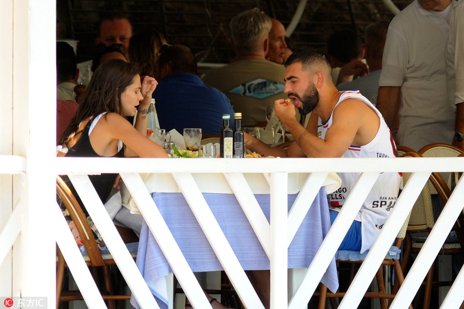 阿尔比奥尔与妻子外出游玩