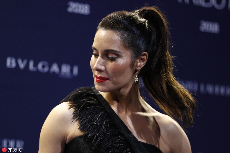 拉莫斯娇妻裸露香肩楚楚动人