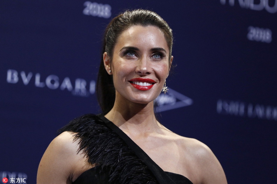 拉莫斯娇妻裸露香肩楚楚动人