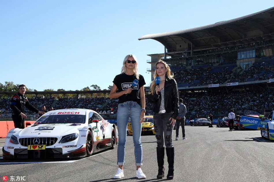 赫迪拉前女友赛车服英姿飒爽