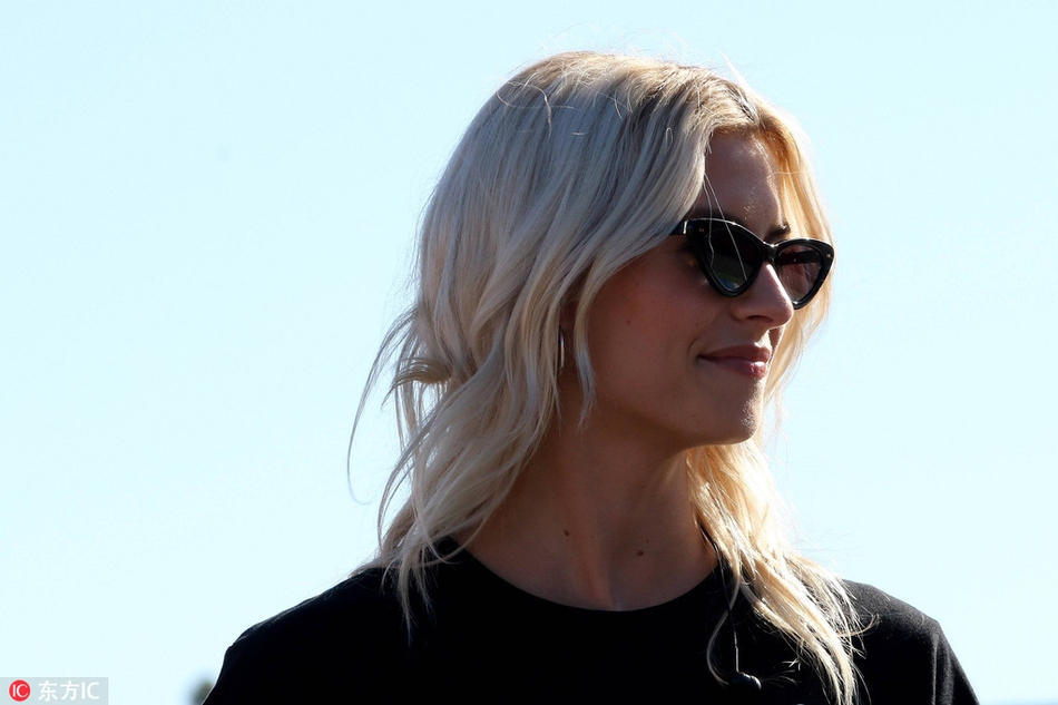 赫迪拉前女友赛车服英姿飒爽