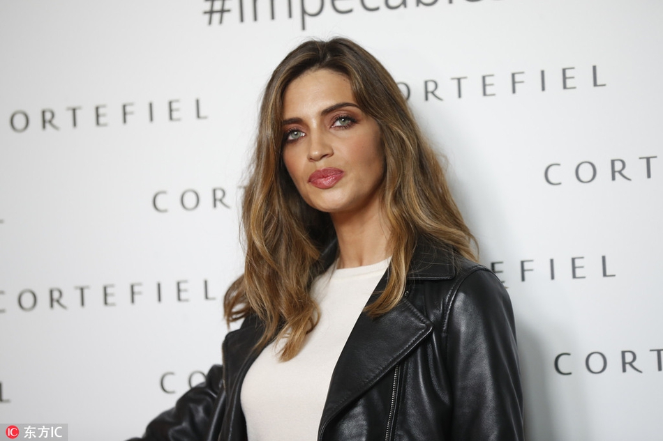 [花边社]卡西娇妻撩发真动人