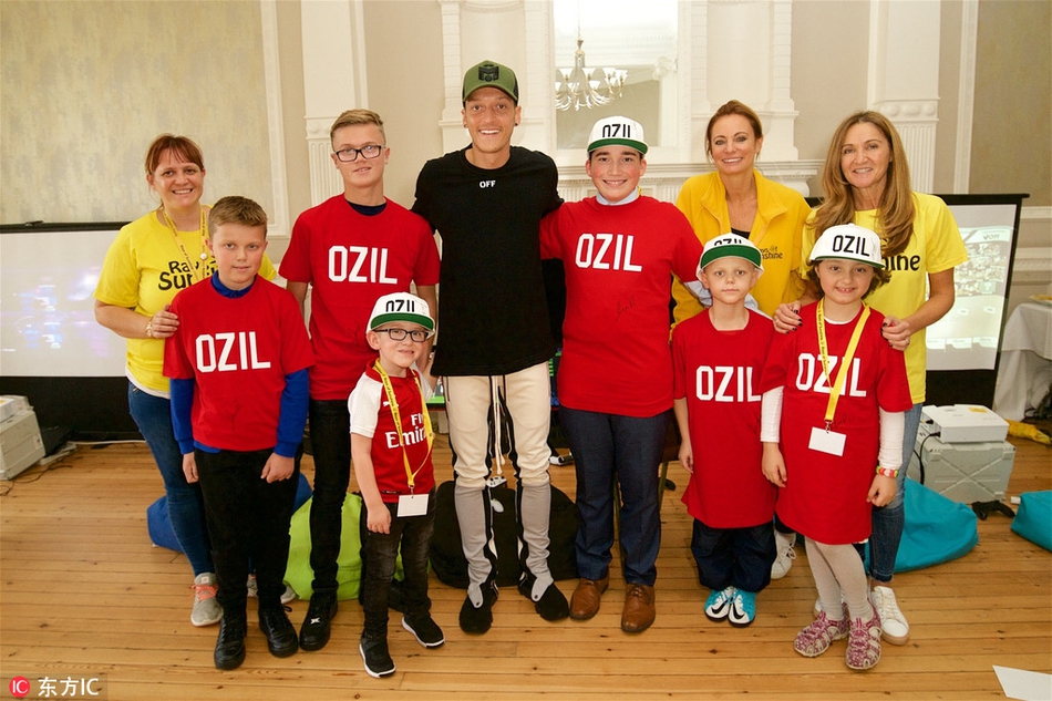 厄齐尔参加公益 与孩子打游戏