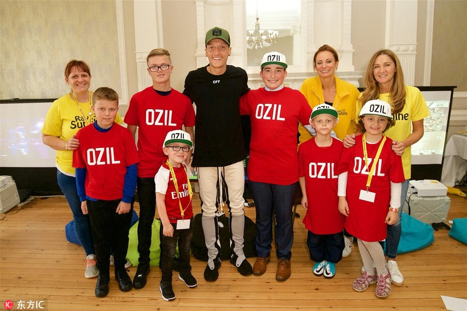 厄齐尔参加公益 与孩子打游戏