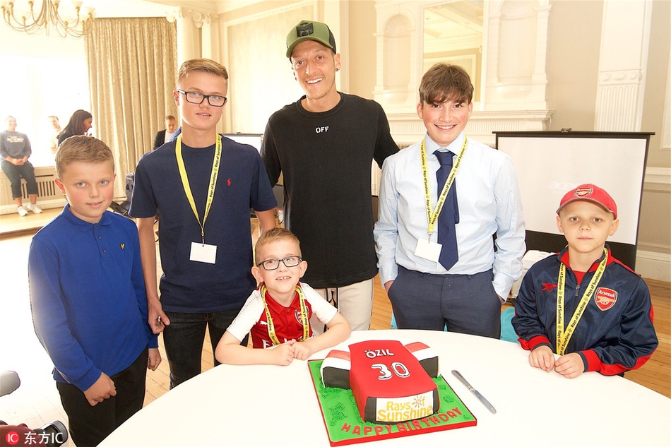 厄齐尔参加公益 与孩子打游戏