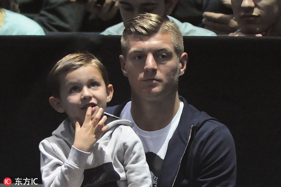 皇马大将抱爱子父爱满满