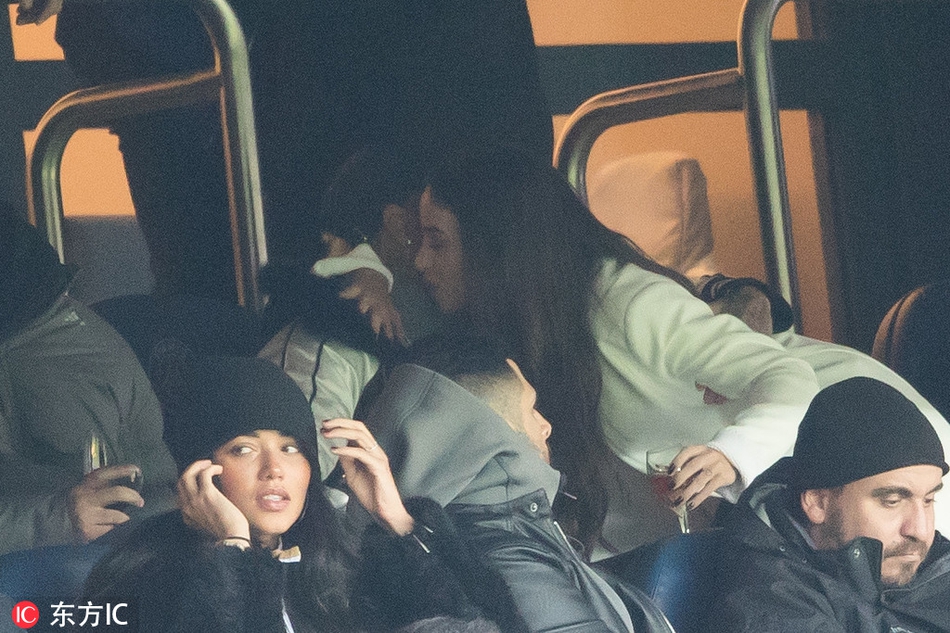 内马尔新欢？与神秘女勾肩搭背