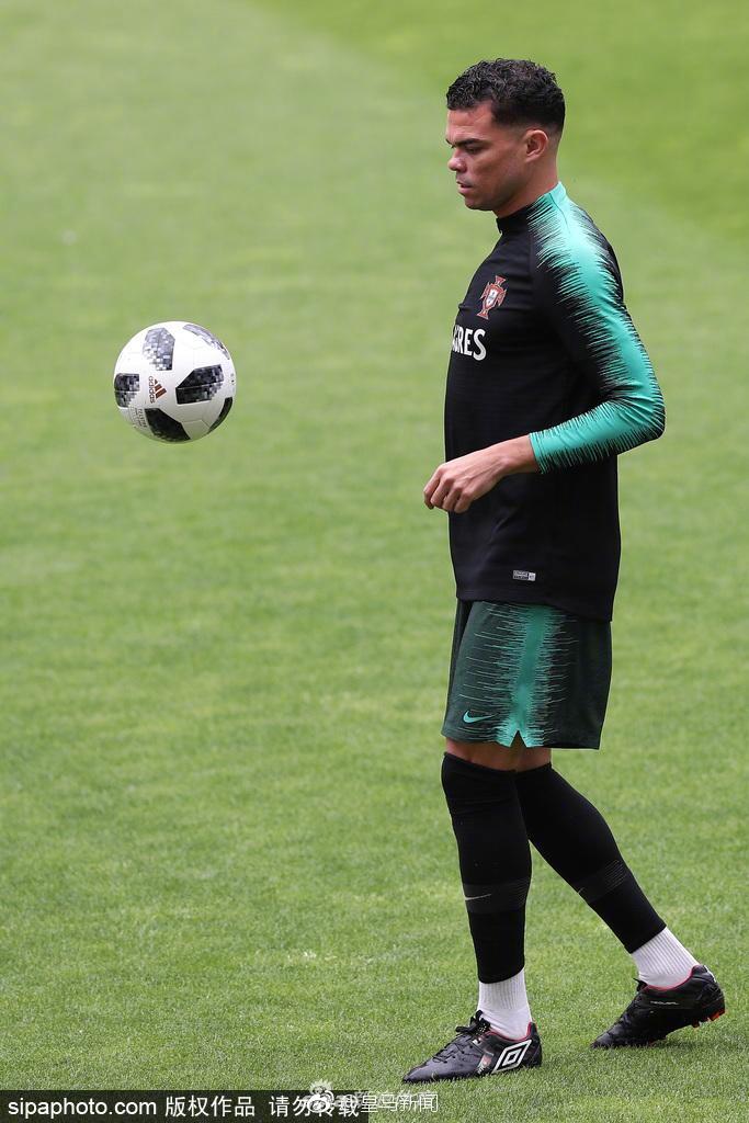 葡萄牙备战世界杯 C罗抢镜