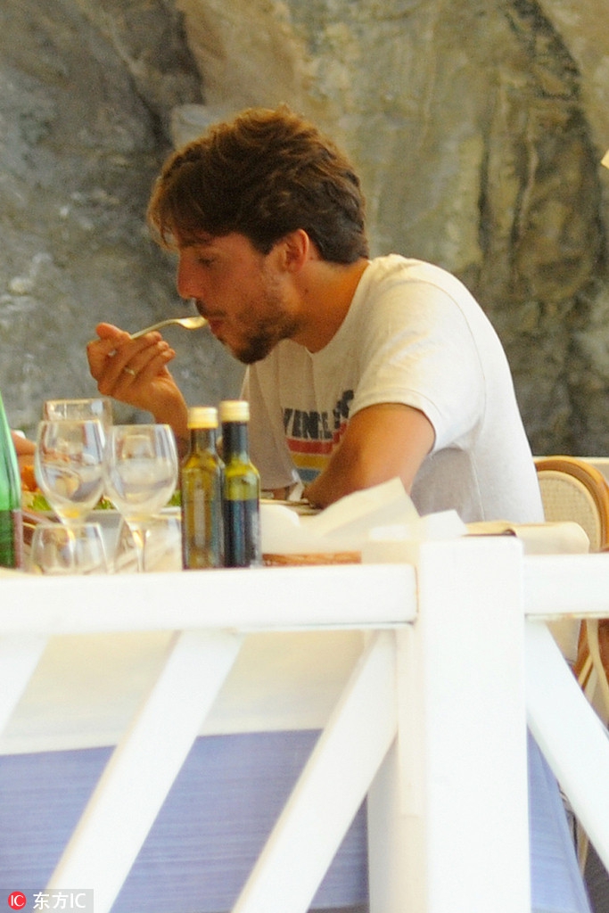 那不勒斯大将维尔迪与女友度假