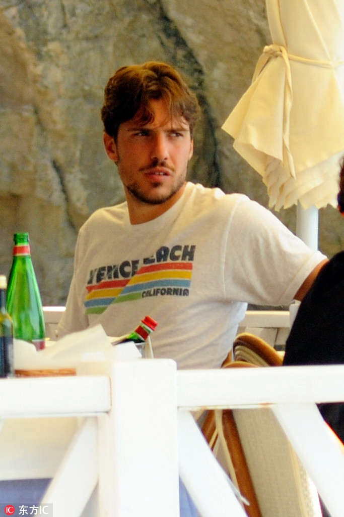 那不勒斯大将维尔迪与女友度假