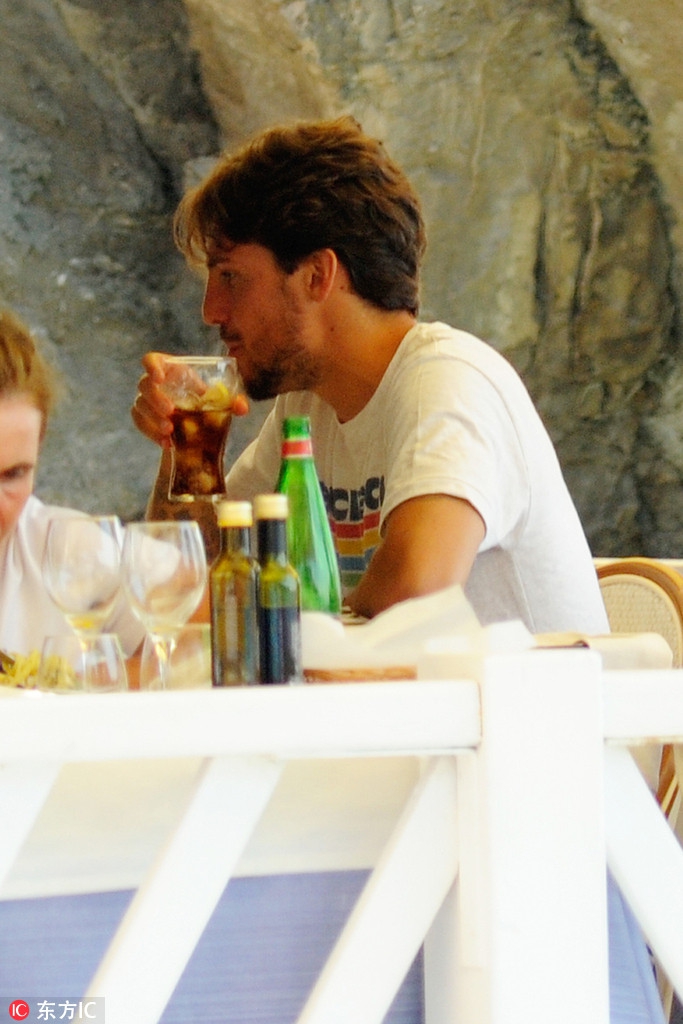 那不勒斯大将维尔迪与女友度假