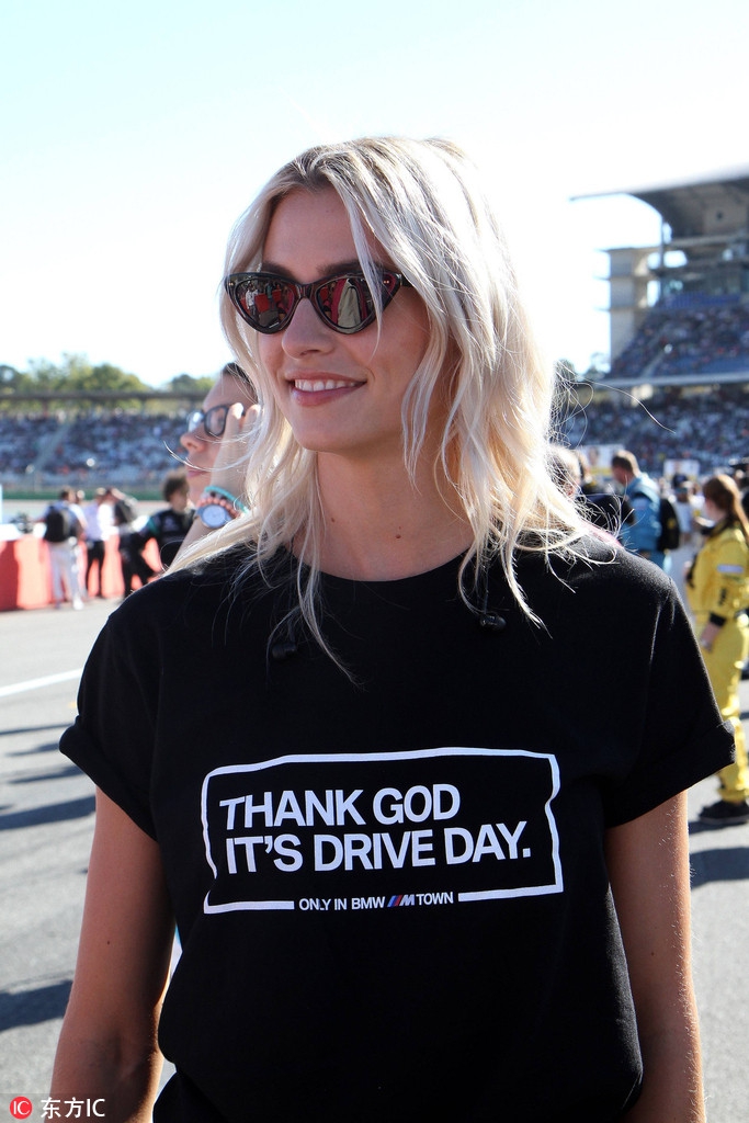 赫迪拉前女友赛车服英姿飒爽