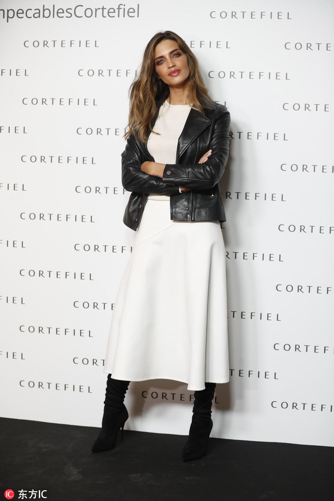 [花边社]卡西娇妻撩发真动人