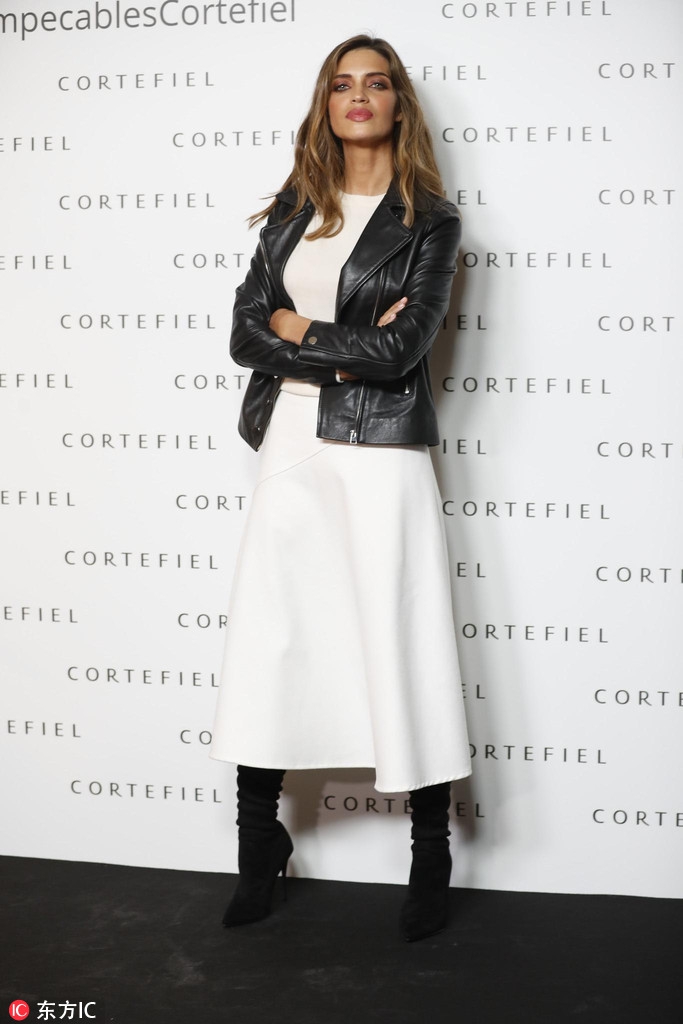 [花边社]卡西娇妻撩发真动人