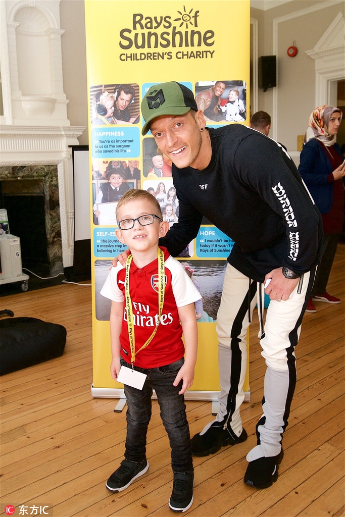 厄齐尔参加公益 与孩子打游戏