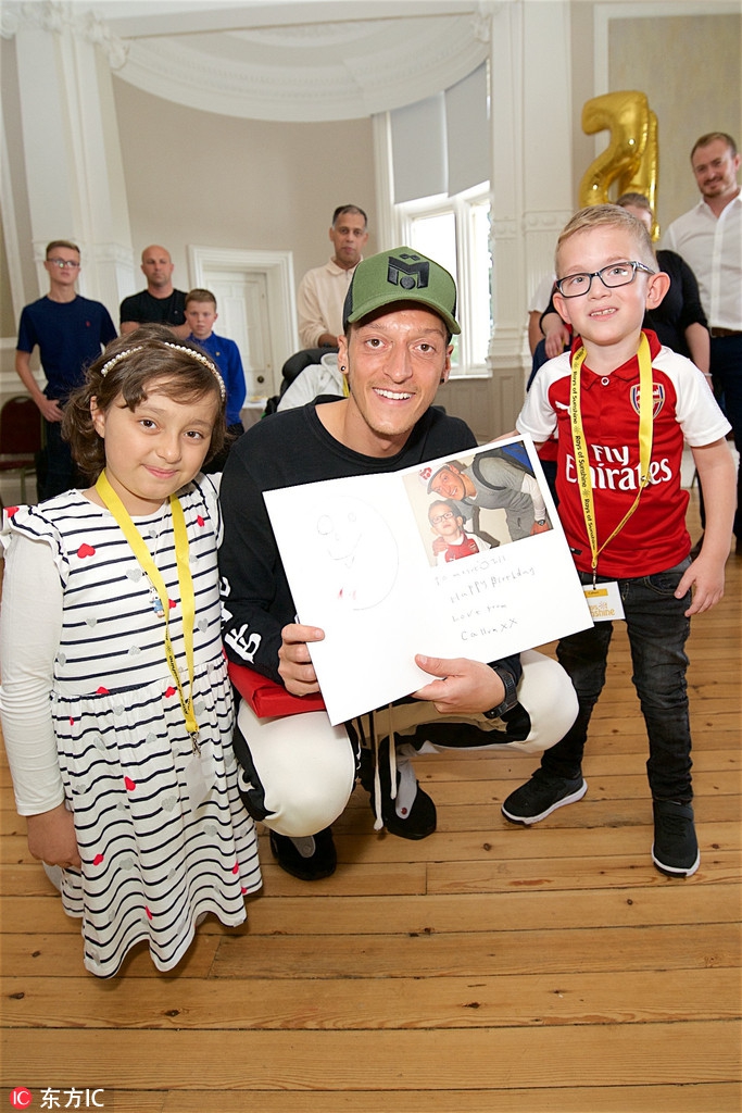 厄齐尔参加公益 与孩子打游戏