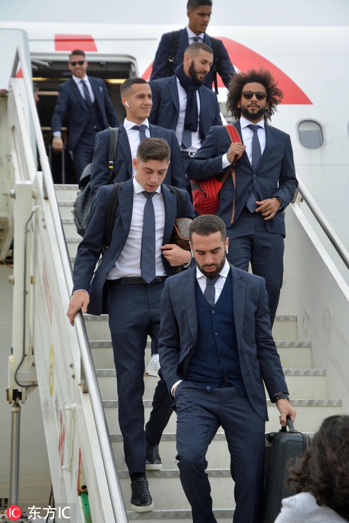 帅啊!皇马飞抵罗马 拉莫斯抢镜