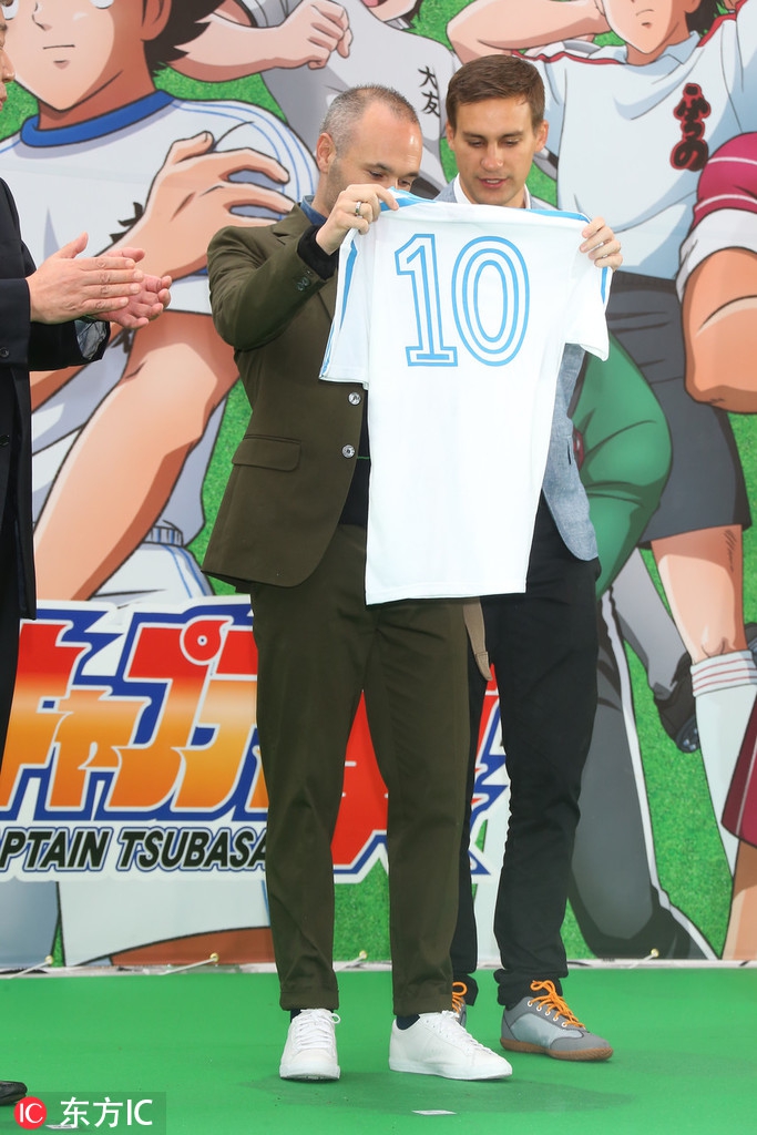 铁杆粉丝伊涅斯塔助阵《足球小将》 获赠大空翼球衣
