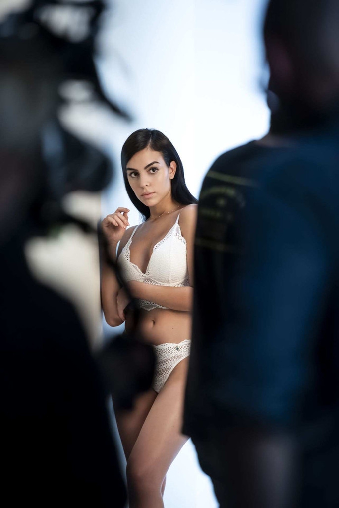 C罗女友拍内衣写真 秀魔鬼身材