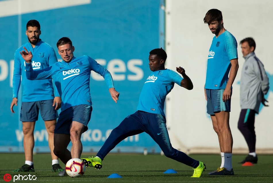 巴萨训练备战 梅西若有所思